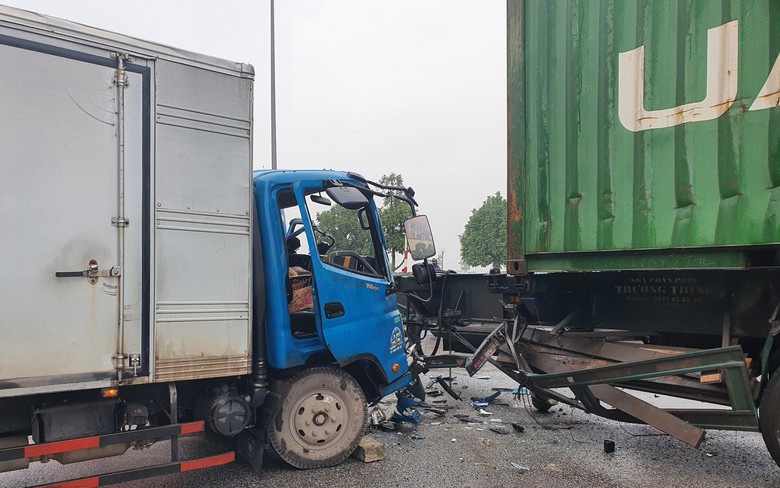 Va chạm với &ocirc; t&ocirc; đầu k&eacute;o, t&agrave;i xế xe tải mắc kẹt trong phần cabin bị biến dạng
