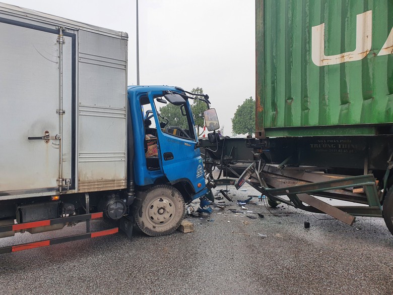 Va chạm với &ocirc; t&ocirc; đầu k&eacute;o, t&agrave;i xế xe tải mắc kẹt trong phần cabin bị biến dạng- Ảnh 2.