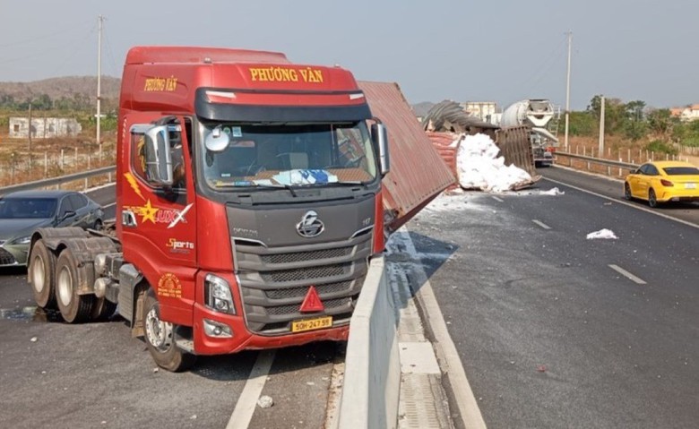 Xe đầu k&eacute;o t&ocirc;ng dải ph&acirc;n c&aacute;ch, lật ngang tr&ecirc;n cao tốc Phan Thiết - Dầu Gi&acirc;y- Ảnh 1.