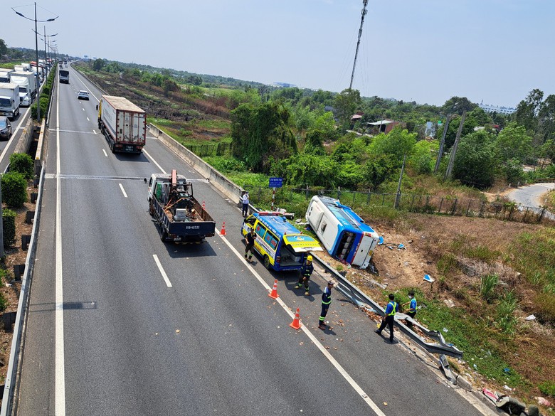 Xe 29 chỗ lao xuống taluy cao tốc TP.HCM - Trung Lương, nhiều kh&aacute;ch bị thương- Ảnh 1.