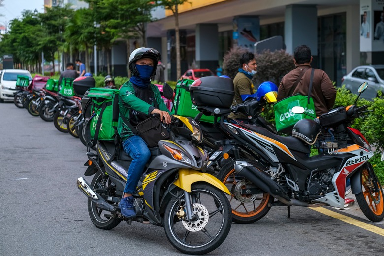 Tại Thái Lan và một số quốc gia, các ứng dụng giao hàng không coi bộ phận lái xe giao hàng là nhân viên của công ty trong khi vẫn đưa ra nhiều yêu cầu nhiệm vụ và các quy định xử phạt. (Ảnh: HRM Asia) Tại Thái Lan và một số quốc gia, các ứng dụng giao hàng không coi bộ phận lái xe giao hàng là nhân viên của công ty trong khi vẫn đưa ra nhiều yêu cầu nhiệm vụ và các quy định xử phạt. (Ảnh: HRM Asia)