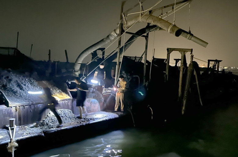 Cảnh s&aacute;t nổ s&uacute;ng trấn &aacute;p c&aacute;t tặc tr&ecirc;n s&ocirc;ng Hồng- Ảnh 1.