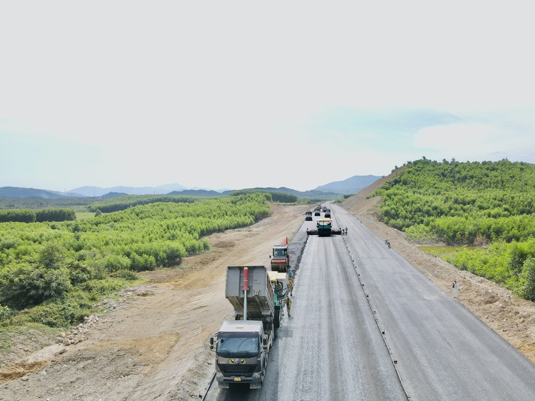 Một số dự &aacute;n th&agrave;nh phần cao tốc Bắc - Nam r&uacute;t ngắn tiến độ từ 3-6 th&aacute;ng- Ảnh 1.