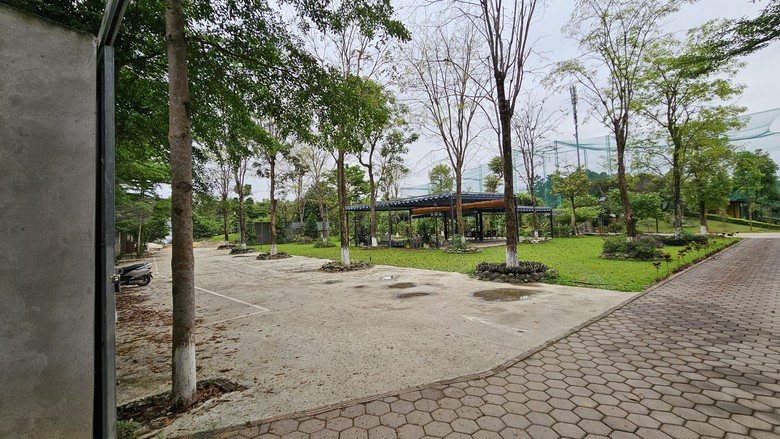 "Biệt phủ" trái phép chưa dỡ bỏ, tự ý xây thêm sân tập golf- Ảnh 2. "Biệt phủ" trái phép chưa dỡ bỏ, tự ý xây thêm sân tập golf- Ảnh 2.