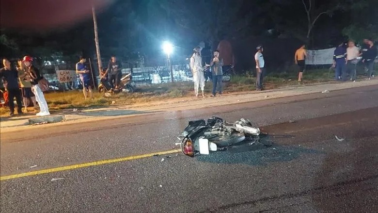 T&ocirc;ng v&agrave;o xe đang dừng, thanh ni&ecirc;n ng&atilde; ra bị &ocirc; t&ocirc; c&aacute;n tử vong- Ảnh 1.