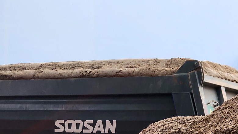 Xe quá tải lộng hành trên quốc lộ ở Đắk Lắk: Kiểm tra đầu mối bốc, xếp hàng- Ảnh 3. Xe quá tải lộng hành trên quốc lộ ở Đắk Lắk: Kiểm tra đầu mối bốc, xếp hàng- Ảnh 3.