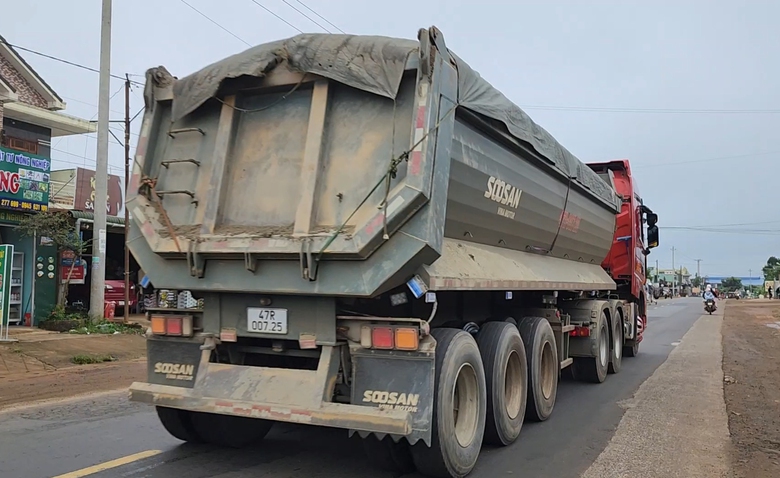 Xe quá tải lộng hành trên quốc lộ ở Đắk Lắk: Kiểm tra đầu mối bốc, xếp hàng- Ảnh 5. Xe quá tải lộng hành trên quốc lộ ở Đắk Lắk: Kiểm tra đầu mối bốc, xếp hàng- Ảnh 5.