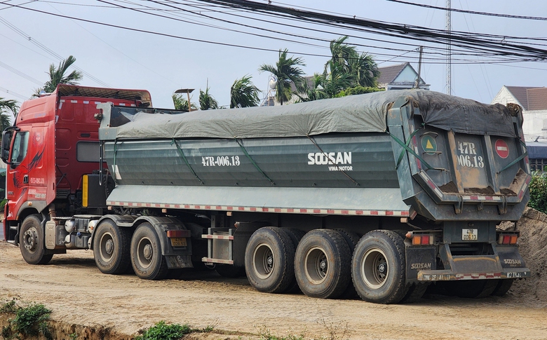 Xe quá tải lộng hành trên quốc lộ ở Đắk Lắk: Kiểm tra đầu mối bốc, xếp hàng- Ảnh 6. Xe quá tải lộng hành trên quốc lộ ở Đắk Lắk: Kiểm tra đầu mối bốc, xếp hàng- Ảnh 6.