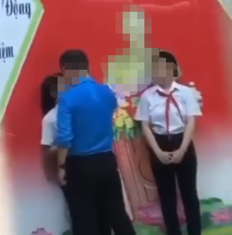 X&ocirc;n xao clip c&aacute;n bộ trường ở Đ&agrave; Nẵng vuốt t&oacute;c, t&uacute;m cổ &aacute;o nữ sinh- Ảnh 1.