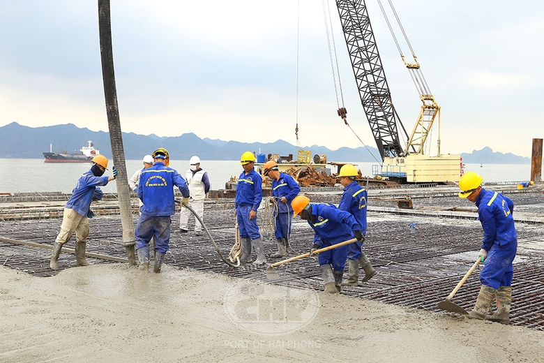 Dự kiến đưa v&agrave;o khai th&aacute;c tạm bến số 3 cảng Lạch Huyện trong qu&yacute; IV/2024- Ảnh 1.