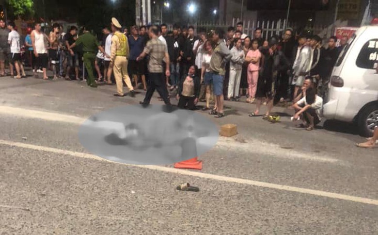 Xe đầu k&eacute;o cuốn xe m&aacute;y v&agrave;o gầm, 1 người tử vong- Ảnh 1.