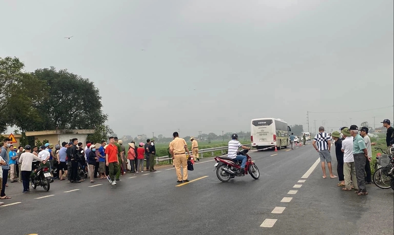 Va chạm với &ocirc; t&ocirc; chở c&ocirc;ng nh&acirc;n, nữ sinh lớp 10 tử vong tr&ecirc;n đường đến trường- Ảnh 1.