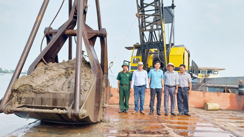 Mỏ c&aacute;t đầu ti&ecirc;n phục vụ cao tốc trục ngang miền T&acirc;y bắt đầu khai th&aacute;c s&aacute;ng nay- Ảnh 1.