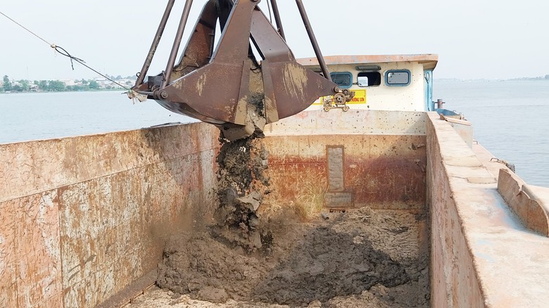 Mỏ c&aacute;t đầu ti&ecirc;n phục vụ cao tốc trục ngang miền T&acirc;y bắt đầu khai th&aacute;c s&aacute;ng nay- Ảnh 2.