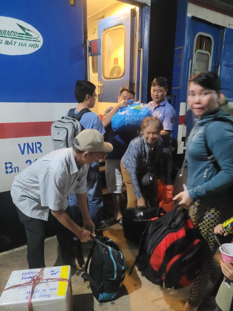 Tăng tốc trung chuyển h&agrave;ng trăm h&agrave;nh kh&aacute;ch đi t&agrave;u sau sự cố sạt lở hầm đ&egrave;o Cả- Ảnh 2.