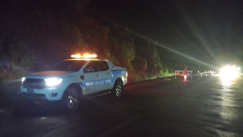 Sạt lở hầm đường sắt qua đ&egrave;o Cả: Hạn chế phương tiện lưu th&ocirc;ng đường bộ qua đ&egrave;o- Ảnh 3.