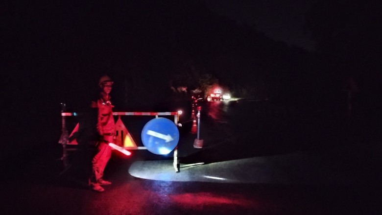 Sạt lở hầm đường sắt qua đ&egrave;o Cả: Hạn chế phương tiện lưu th&ocirc;ng đường bộ qua đ&egrave;o- Ảnh 4.