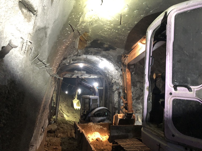 Xuy&ecirc;n đ&ecirc;m khắc phục sạt lở, th&ocirc;ng hầm đường sắt qua đ&egrave;o Cả- Ảnh 1.
