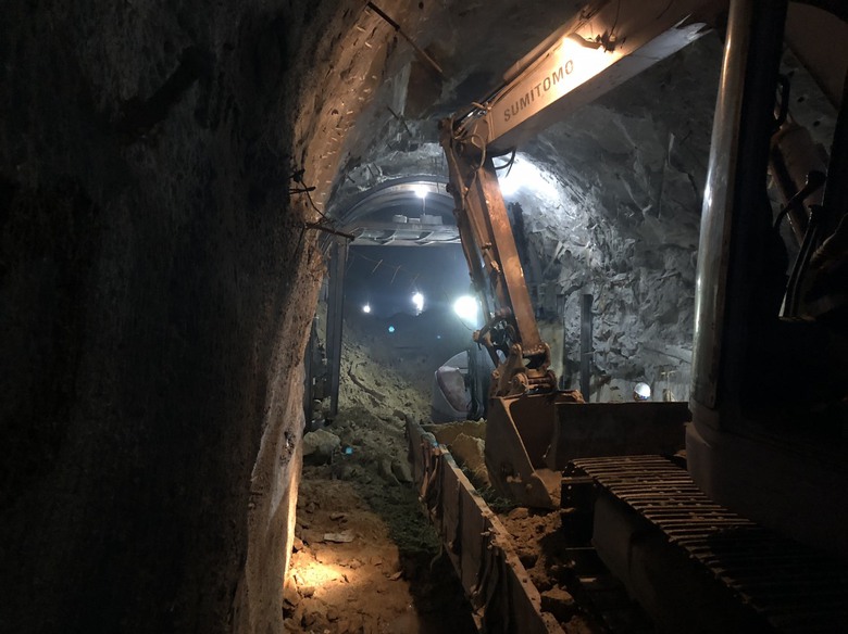 Xuy&ecirc;n đ&ecirc;m khắc phục sạt lở, th&ocirc;ng hầm đường sắt qua đ&egrave;o Cả- Ảnh 2.