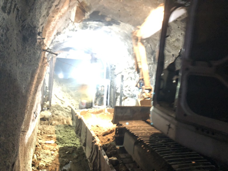 Xuy&ecirc;n đ&ecirc;m khắc phục sạt lở, th&ocirc;ng hầm đường sắt qua đ&egrave;o Cả- Ảnh 3.