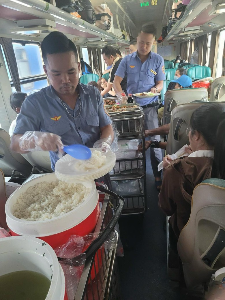 Tiếp tục sạt lở hầm đường sắt qua đ&egrave;o Cả, h&agrave;nh kh&aacute;ch được trung chuyển, ph&aacute;t cơm miễn ph&iacute;- Ảnh 2.