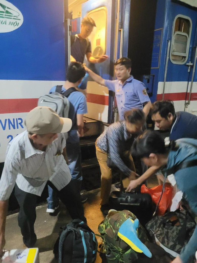 Tiếp tục sạt lở hầm đường sắt qua đ&egrave;o Cả, h&agrave;nh kh&aacute;ch được trung chuyển, ph&aacute;t cơm miễn ph&iacute;- Ảnh 1.