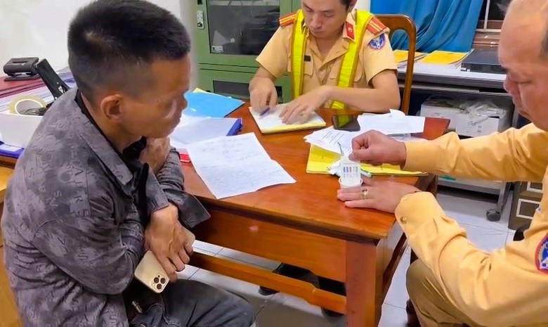 Quảng Trị: L&aacute;i xe đầu k&eacute;o dương t&iacute;nh ma t&uacute;y, kh&ocirc;ng bằng l&aacute;i bị phạt 46 triệu đồng- Ảnh 1.