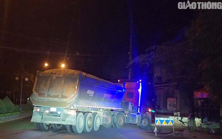 Xe quá tải lộng hành trên quốc lộ ở Đắk Lắk: Kiểm tra đầu mối bốc, xếp hàng- Ảnh 2. Xe quá tải lộng hành trên quốc lộ ở Đắk Lắk: Kiểm tra đầu mối bốc, xếp hàng- Ảnh 2.