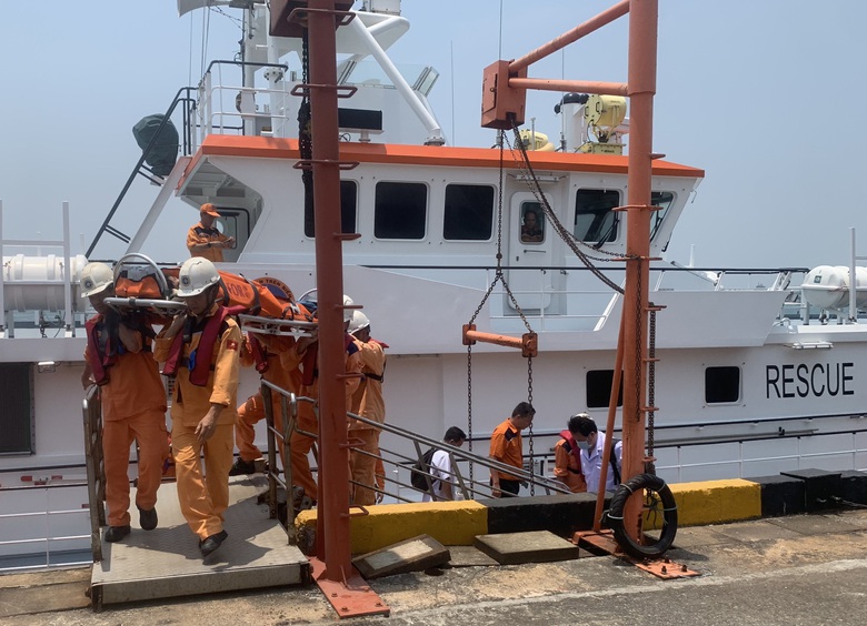 Liên tiếp cứu ngư dân gặp nạn trên vùng biển Hoàng Sa- Ảnh 4. Liên tiếp cứu ngư dân gặp nạn trên vùng biển Hoàng Sa- Ảnh 4.
