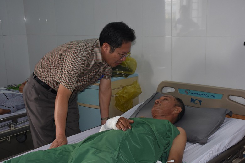 Vụ TNGT tr&ecirc;n đường du lịch Kon Tum: Sau tiếng ầm, xe kh&aacute;ch quay v&ograve;ng rồi lật nghi&ecirc;ng- Ảnh 3.