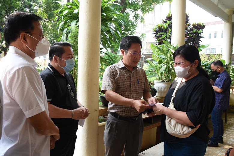 Vụ TNGT tr&ecirc;n đường du lịch Kon Tum: Sau tiếng ầm, xe kh&aacute;ch quay v&ograve;ng rồi lật nghi&ecirc;ng- Ảnh 2.