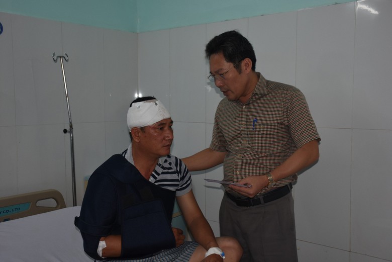 Vụ TNGT tr&ecirc;n đường du lịch Kon Tum: Sau tiếng ầm, xe kh&aacute;ch quay v&ograve;ng rồi lật nghi&ecirc;ng- Ảnh 1.