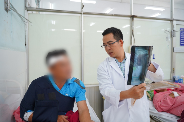 Sức khỏe các nạn nhân trong vụ tai nạn ở Kon Tum hiện ra sao?- Ảnh 1. Sức khỏe các nạn nhân trong vụ tai nạn ở Kon Tum hiện ra sao?- Ảnh 1.