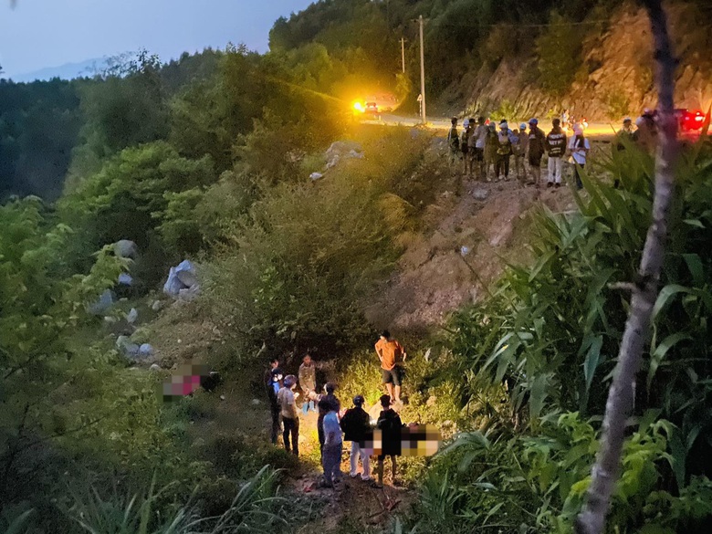 Xe m&aacute;y rơi vực, c&ocirc; g&aacute;i 18 tuổi ở Quảng Nam tử vong- Ảnh 1.