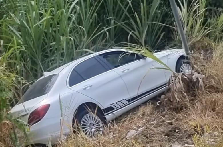 Sau va chạm, xe Mercedes và xe máy cùng lao xuống vệ đường- Ảnh 1. Sau va chạm, xe Mercedes và xe máy cùng lao xuống vệ đường- Ảnh 1.