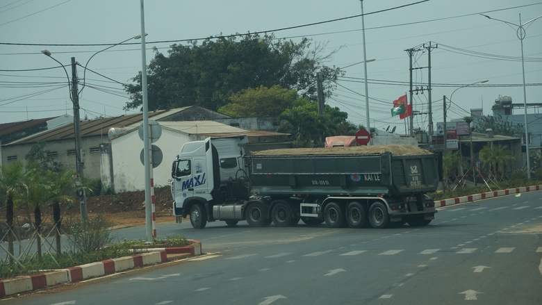 Vụ TNGT tr&ecirc;n đường du lịch Kon Tum: Tạm giữ t&agrave;i xế xe kh&aacute;ch- Ảnh 2.