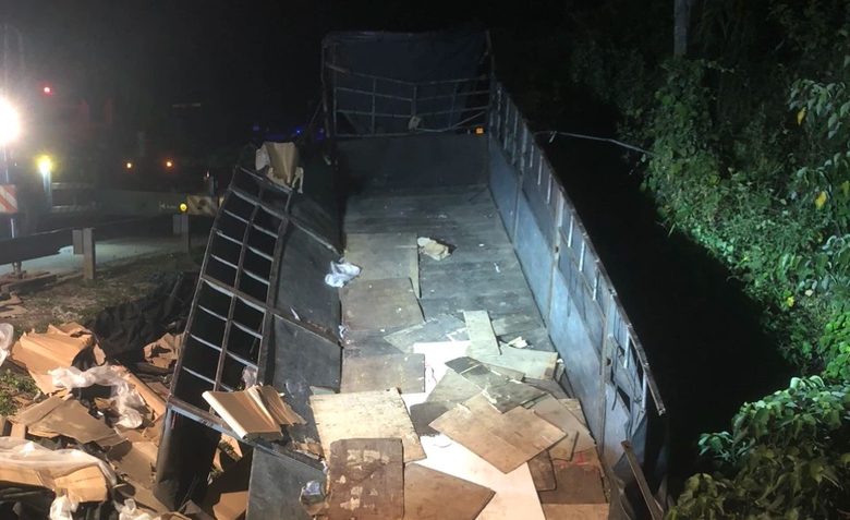 Xe tải tự lật tr&ecirc;n đ&egrave;o L&ograve; Xo, 2 người tử vong: Hiện trường kh&ocirc;ng c&oacute; vết phanh- Ảnh 1.