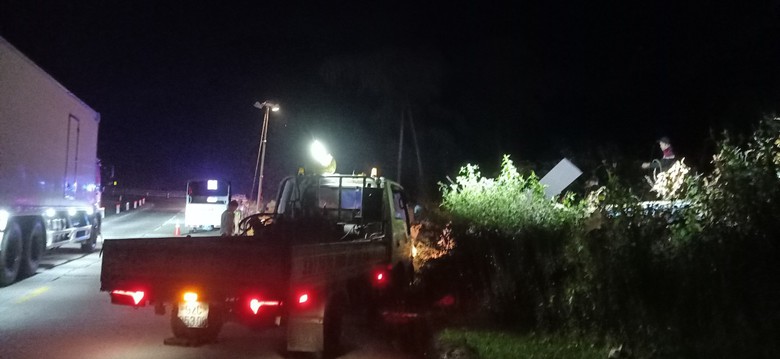 Kon Tum: &Ocirc; t&ocirc; tự lật tr&ecirc;n đ&egrave;o L&ograve; Xo, 2 người tử vong- Ảnh 1.