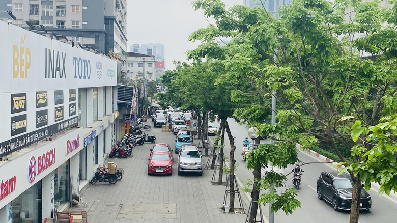 H&agrave; Nội: Gian nan xử l&yacute; &ocirc; t&ocirc; đỗ tr&agrave;n lan vỉa h&egrave;, l&ograve;ng đường- Ảnh 3.