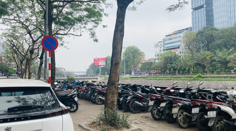 H&agrave; Nội: Gian nan xử l&yacute; &ocirc; t&ocirc; đỗ tr&agrave;n lan vỉa h&egrave;, l&ograve;ng đường- Ảnh 8.