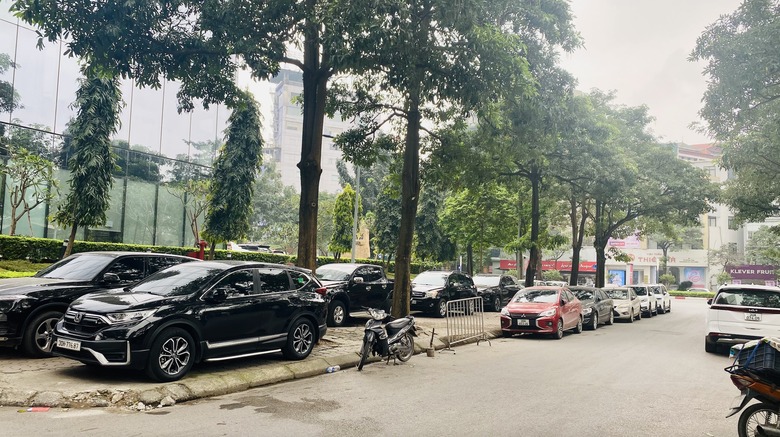 H&agrave; Nội: Gian nan xử l&yacute; &ocirc; t&ocirc; đỗ tr&agrave;n lan vỉa h&egrave;, l&ograve;ng đường- Ảnh 2.