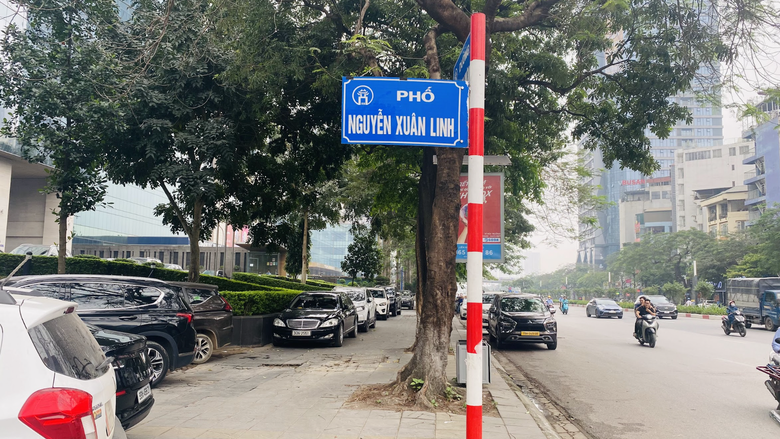 H&agrave; Nội: Gian nan xử l&yacute; &ocirc; t&ocirc; đỗ tr&agrave;n lan vỉa h&egrave;, l&ograve;ng đường- Ảnh 6.