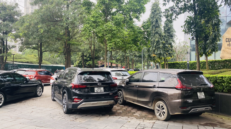 H&agrave; Nội: Gian nan xử l&yacute; &ocirc; t&ocirc; đỗ tr&agrave;n lan vỉa h&egrave;, l&ograve;ng đường- Ảnh 4.