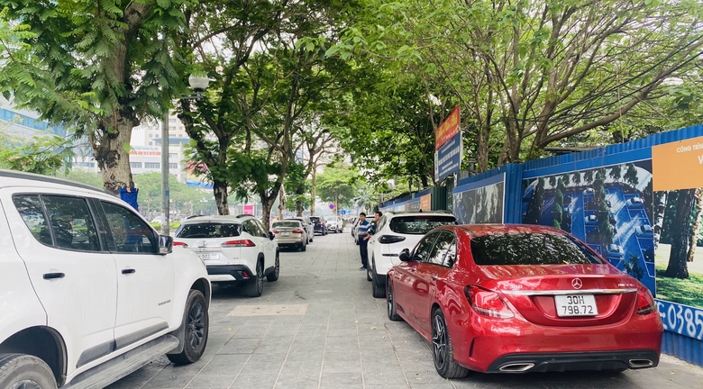 H&agrave; Nội: Gian nan xử l&yacute; &ocirc; t&ocirc; đỗ tr&agrave;n lan vỉa h&egrave;, l&ograve;ng đường- Ảnh 5.