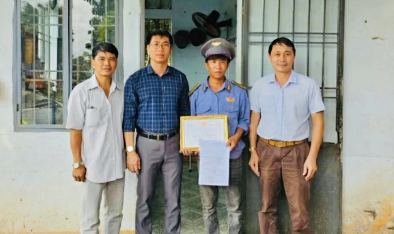 Khen thưởng nh&acirc;n vi&ecirc;n g&aacute;c chắn đường sắt dũng cảm cứu người- Ảnh 1.