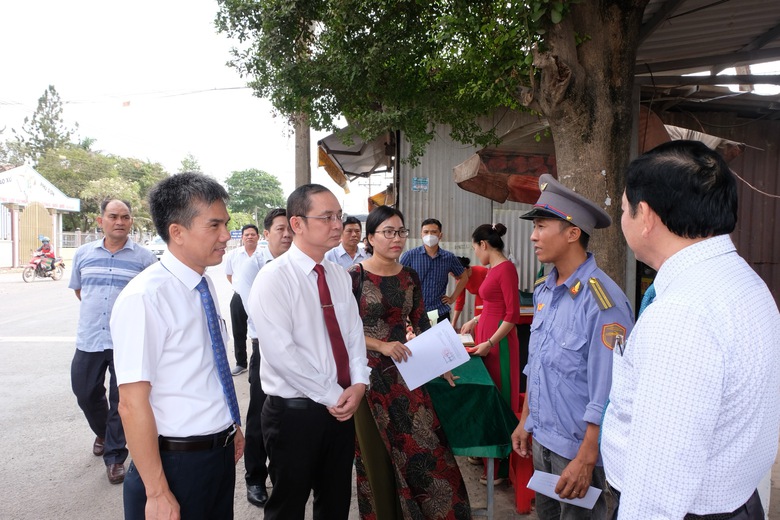 Khen thưởng nh&acirc;n vi&ecirc;n g&aacute;c chắn đường sắt dũng cảm cứu người- Ảnh 2.