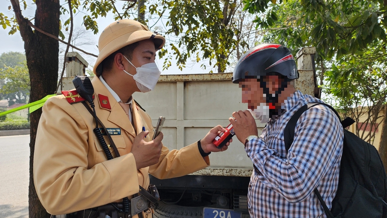 Chống đối, kh&ocirc;ng chấp h&agrave;nh y&ecirc;u cầu đo nồng độ cồn c&oacute; bị xử l&yacute; h&igrave;nh sự?- Ảnh 1.