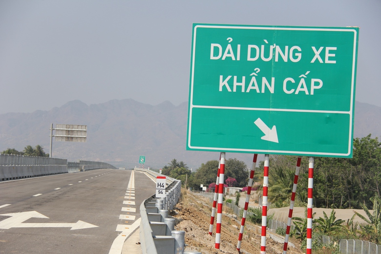 Cao tốc Cam L&acirc;m - Vĩnh Hảo c&oacute; bao nhi&ecirc;u điểm dừng xe khẩn cấp?- Ảnh 2.