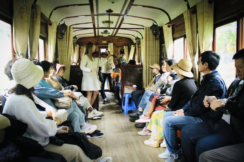 Đi t&agrave;u cổ Đ&agrave; Lạt, kh&aacute;ch được uống tr&agrave;, xem biểu diễn nhạc cụ miễn ph&iacute;- Ảnh 1.