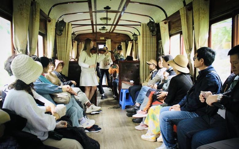 Đi t&agrave;u cổ Đ&agrave; Lạt, kh&aacute;ch được uống tr&agrave;, xem biểu diễn nhạc cụ miễn ph&iacute;